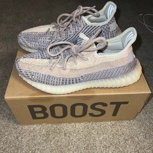 Yeezy Boost 350V2 Size 8 Only worn once!Willing to negotiate, need to sell ASAP!
